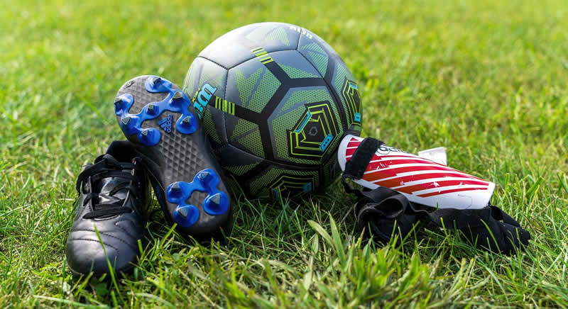 Fu&szlig;ballschuhe und Fu&szlig;ball