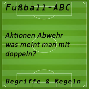 doppeln der Verteidigung im Fußballspiel