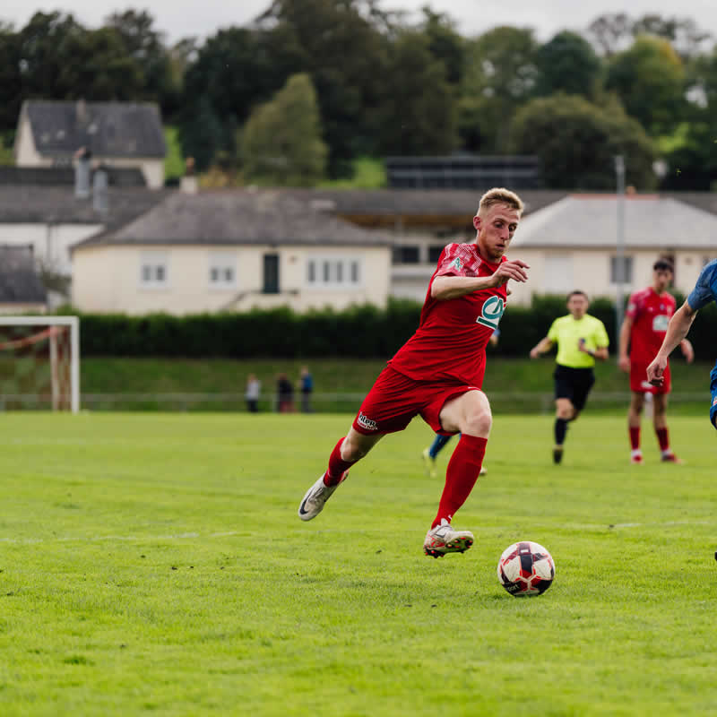 Fu&szlig;ballspieler mit Fu&szlig;balltrikot