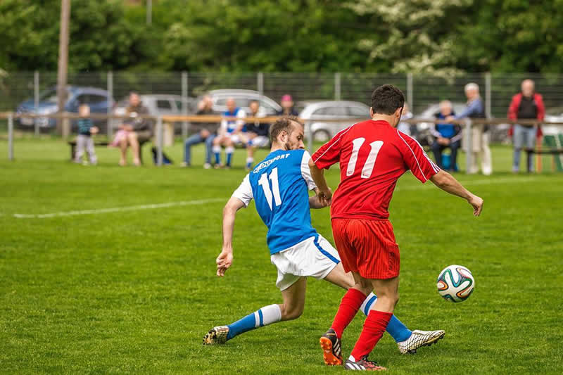 Sportvereine spielen in ihren eigenen Trikots