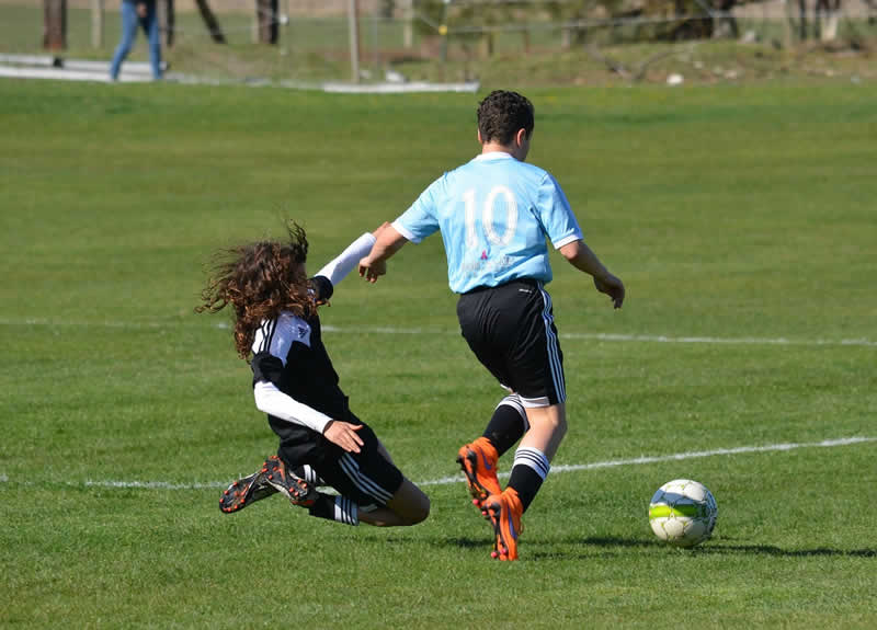 Tackling eines Verteidigers im Fu&szlig;ballspiel