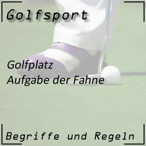 Fahne beim Loch am Golfplatz