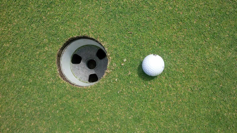 Loch einer Lochbahn am Golfplatz