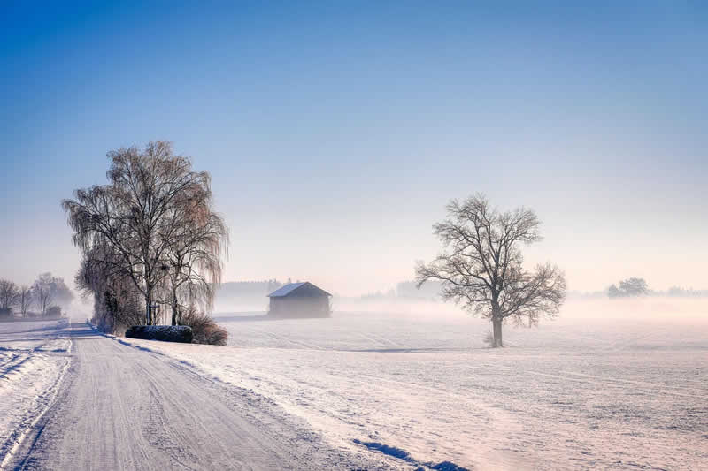 Schneelandschaft und vereiste Wege beim Laufen im Winter