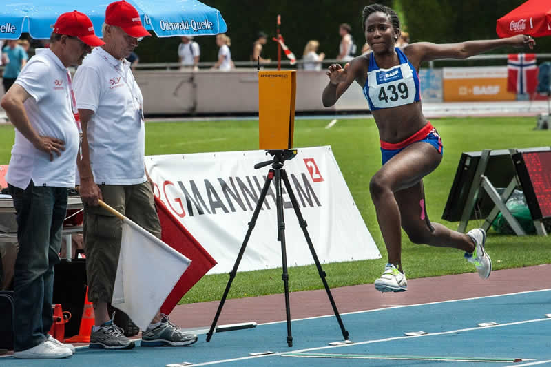Zwischenschritt beim Dreisprung der Leichtathletik