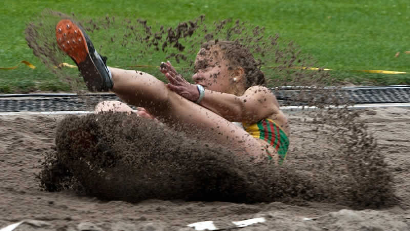 Landung nach dem Dreisprung in der Leichtathletik