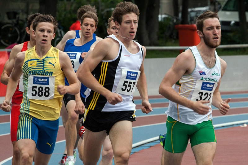 L&auml;ufer beim 800-Meter-Lauf in der Kurve