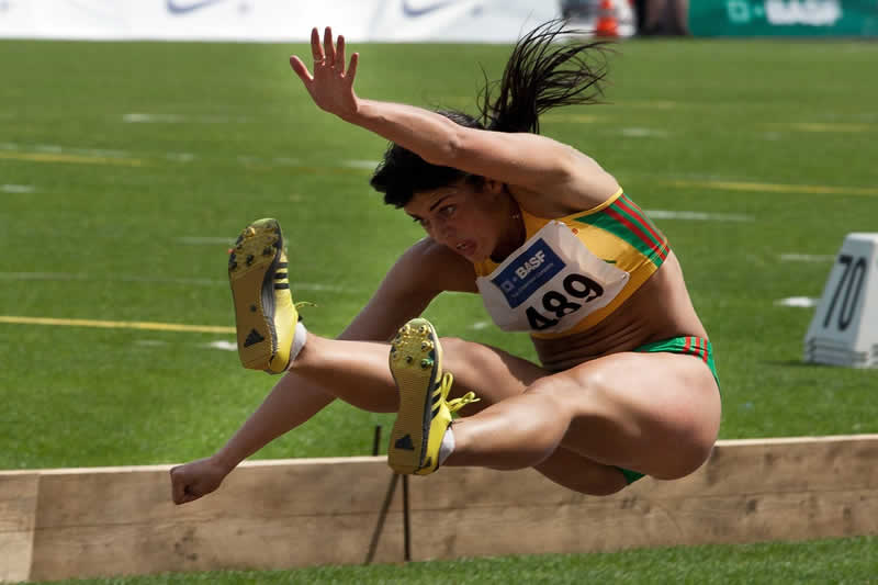 Gestreckter K&ouml;rper beim Weitsprung in der Leichtathletik