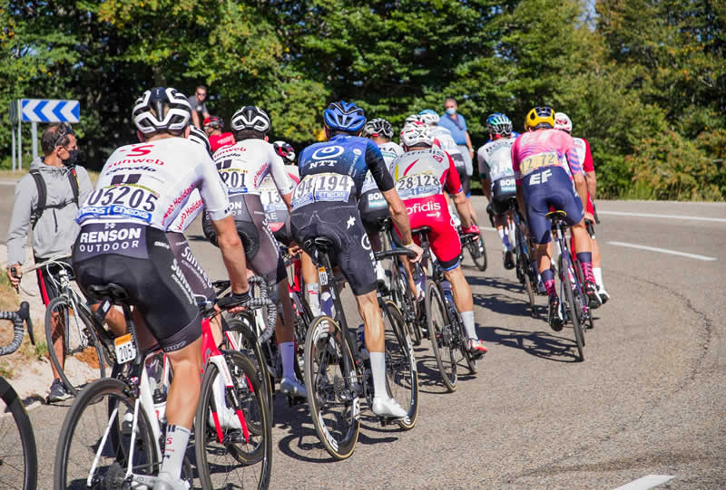 Gruppetto im Radrennen, um die Karenzzeit einzuhalten