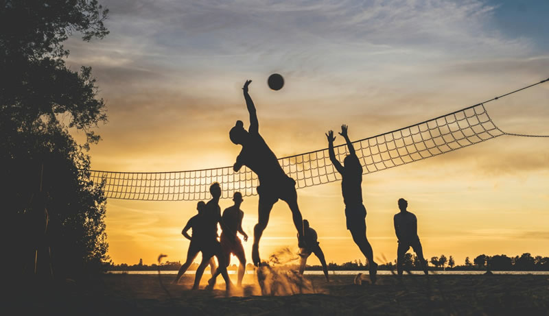 Beachvolleyball in der Abendd&auml;mmerung