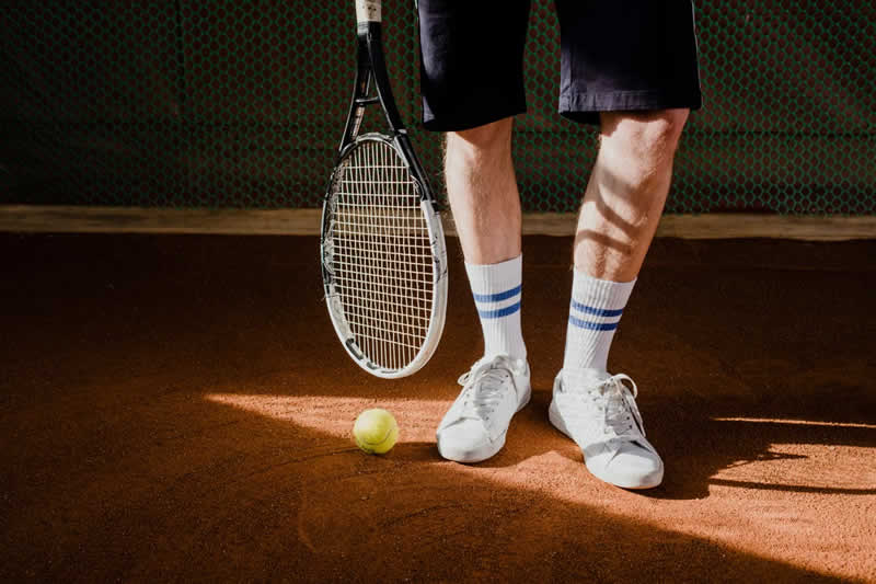 Spieler bereitet sich auf den Aufschlag im Tennis vor