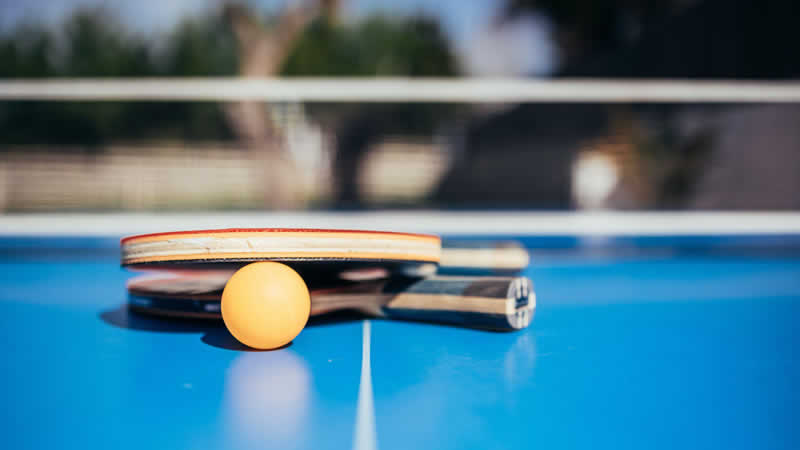 Schl&auml;ger und Ball f&uuml;r das Tischtennisspiel