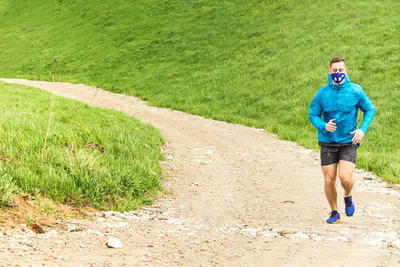 Laufen mit Trainingsmaske