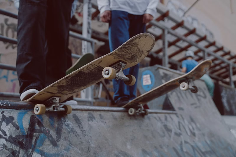 Skateboarding in der Halfpipe